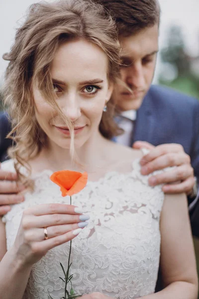 Bräutigam Umarmt Schöne Wunderschöne Braut Mit Mohnblume Glückliches Sinnliches Hochzeitspaar — Stockfoto