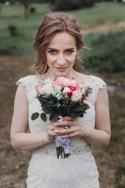 Krásná Nevěsta Bílých Svatebních Šatech Drží Kytici Usmívá Nádherné Novomanželka — Stock fotografie