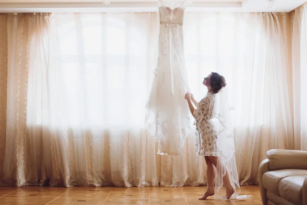 Bella Sposa Felice Piedi Suo Abito Sposa Lusso Dalla Finestra — Foto Stock