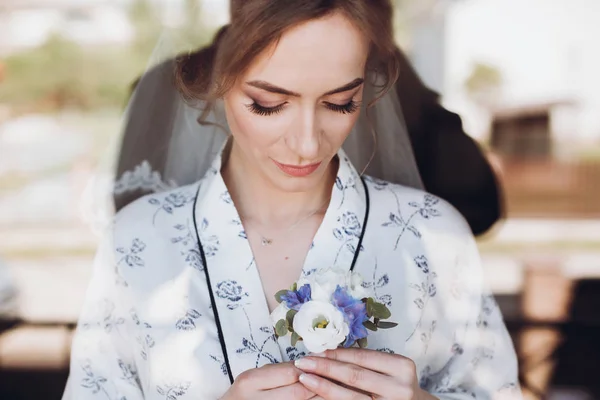 Hermosa Novia Feliz Celebración Boutonniere Pie Bata Seda Ventana — Foto de Stock