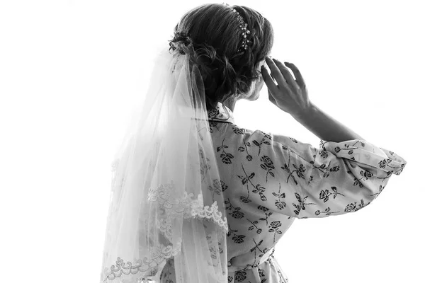 美丽快乐的新娘摆在窗前 站在丝绸长袍上 快乐的时刻 婚姻观念 新娘早上准备好了 文本的空间 黑白相间 — 图库照片