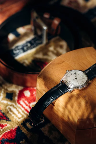 Reloj Cuero Negro Vintage Caja Madera Cerca Cinturón Elegante Concepto —  Fotos de Stock