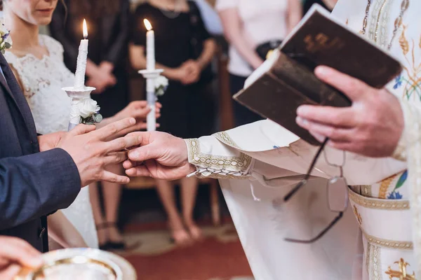 Intercambiando Anillos Boda Sacerdote Poniéndose Anillos Oro Los Dedos Novia — Foto de Stock