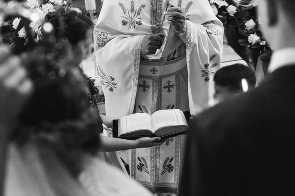 Cerimônia Casamento Igreja Noiva Feliz Noivo Fazendo Votos Frente Bíblia — Fotografia de Stock