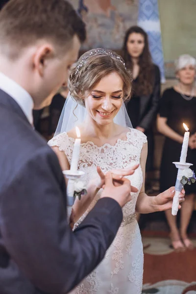 반지를 손가락 신부와 신랑의 결혼식 결혼에 교회에에 전통적인 결혼식 — 스톡 사진