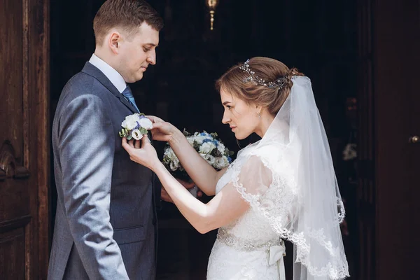 Romantikus Esküvői Pillanat Gyönyörű Szőke Menyasszony Elhelyezés Boutonniere Vőlegény Jóképű — Stock Fotó