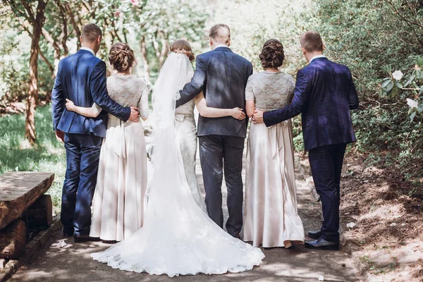 Momento Casamento Feliz Noiva Recém Casada Noivo Casal Passeio Com — Fotografia de Stock