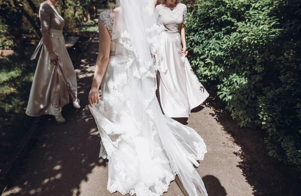 güneşli parkta eğleniyor, dans ve gün zevk nedime ile mutlu muhteşem gelin. düğün töreni yeşil bahçe