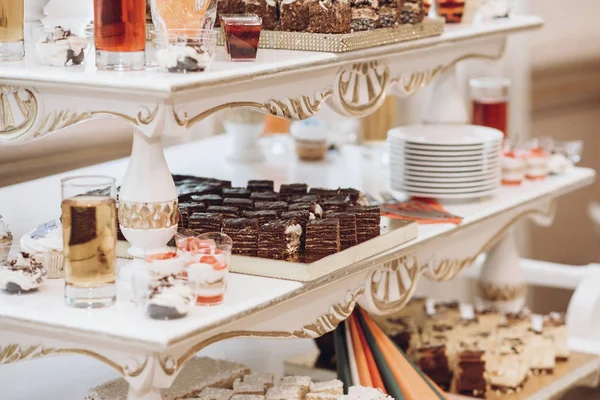 Finom Süteményeket Cupcakes Desszertek Édes Táblázat Étterem Esküvői Fogadás Luxus — Stock Fotó