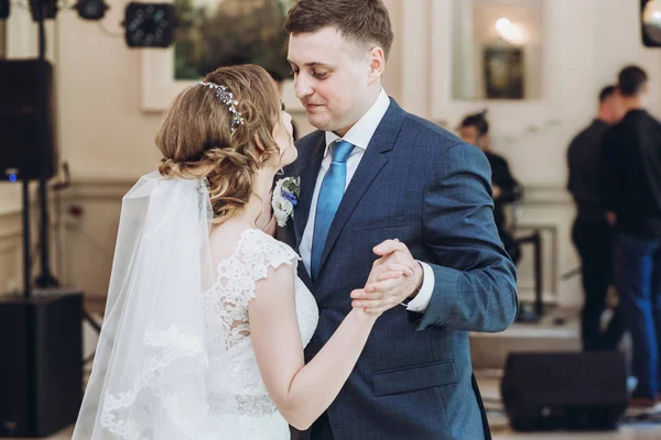 Bellissimi Sposi Che Eseguono Primo Ballo Momenti Matrimonio Felice — Foto Stock