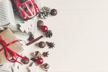 mevcut kutuları süsleri çam kozalakları anason ve araba oyuncak Beyaz ahşap zemin üst görünümünde, metin için yer ile sarılmış. Noel düz yatıyordu. mevsimlik tebrik kartı. İyi Bayramlar