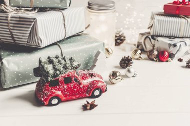 ağaç, hediye koni anason Beyaz ahşap zemin üzerinde modern Noel süsler ve araba oyuncak. neşeli Noel kavramı. mevsimlik selamlar. mutlu tatiller, Noel kartı, hygge