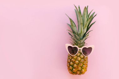 ananas trendy pembe Kağıt arka plan üzerinde pembe güneş gözlüğü. minimalizm düz yatıyordu. yaz tatil ve parti genel kavram. metin için yer. hipster yaz tatili