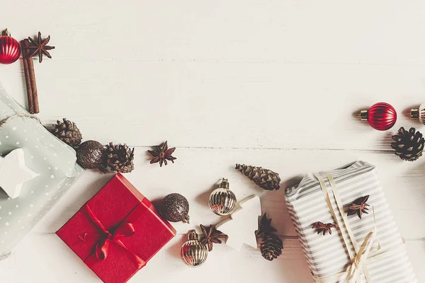 Geschenkschachteln Mit Ornamenten Mit Anis Kegeln Auf Weißem Holzhintergrund Platz — Stockfoto