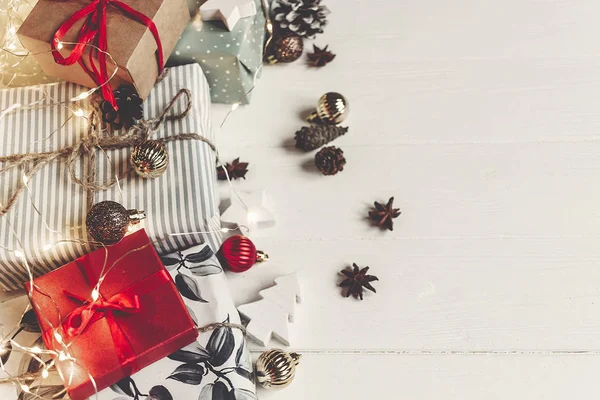 Cajas Regalo Envueltas Con Adornos Conos Pino Anís Sobre Fondo —  Fotos de Stock