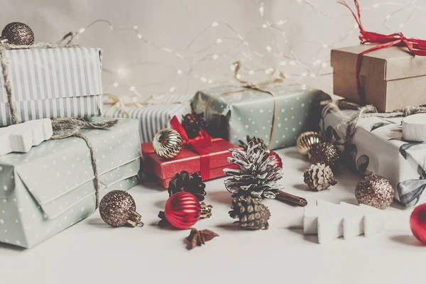 Stilvolle Weihnachtsgeschenke Mit Ornamenten Und Zapfen Auf Weißem Holzhintergrund Platz — Stockfoto