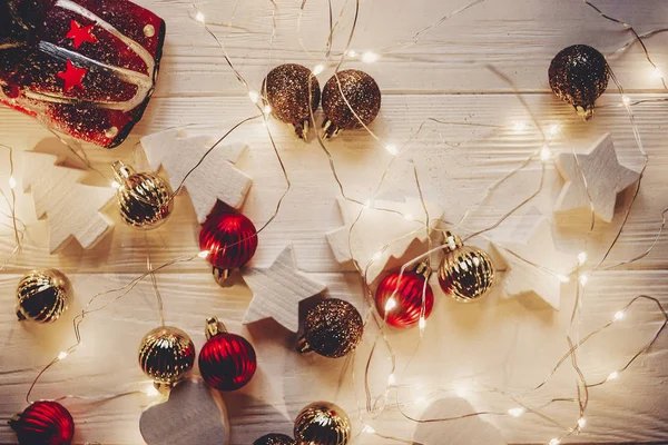 Natal Deitado Brinquedo Carro Vermelho Com Árvore Natal Cima Ornamentos — Fotografia de Stock