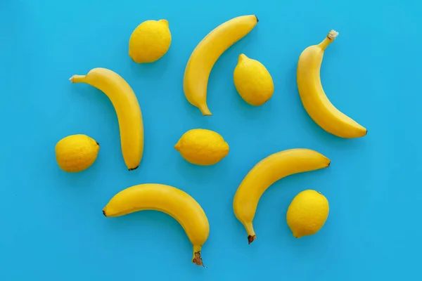 Sarı Muz Parlak Mavi Kağıt Üzerine Limon Trendy Düz Yatıyordu — Stok fotoğraf