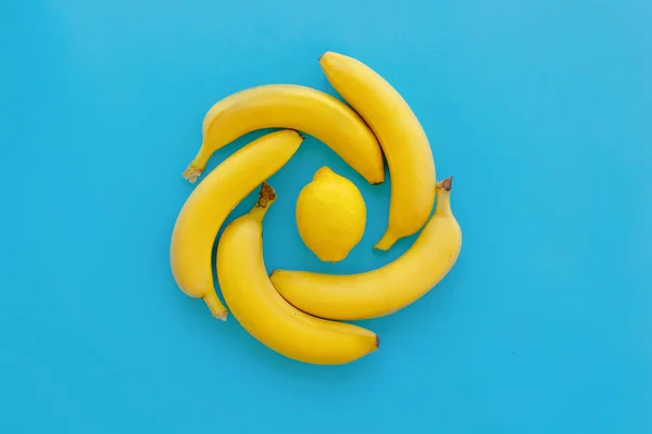 Bananas Amarelas Limões Círculo Papel Azul Brilhante Colocação Plana Moda — Fotografia de Stock