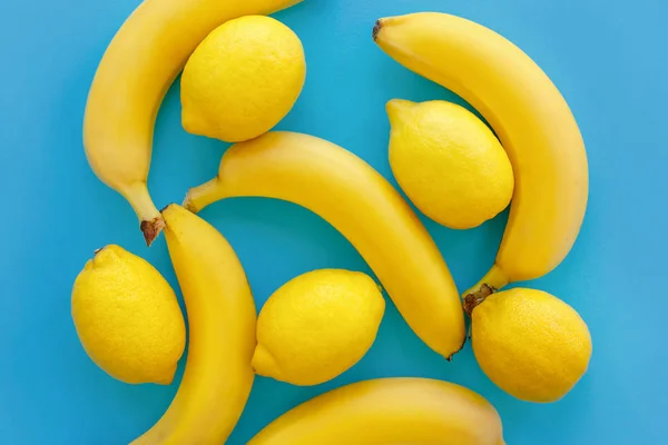 Bananas Amarelas Limões Papel Azul Brilhante Deitado Moda Plana Frutas — Fotografia de Stock
