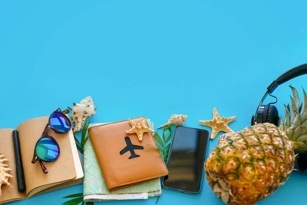 Zomer Vakantie Concept Plat Leggen Ananas Hoofdtelefoons Met Paspoort Kaart — Stockfoto