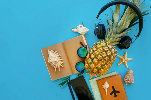 Zomer Vakantie Concept Plat Leggen Ananas Hoofdtelefoons Met Paspoort Kaart — Stockfoto