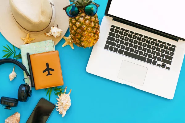 Laptop Ananas Zonnebrillen Telefoon Paspoort Kaart Hoed Koptelefoon Trendy Blauwboek — Stockfoto