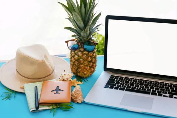 Zomer Vakantie Concept Van Plan Laptop Met Leeg Scherm Ananas — Stockfoto