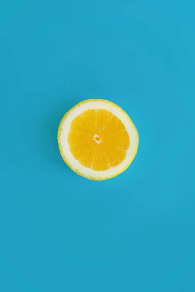黄色片柠檬在鲜艳的蓝纸上 时髦平躺着 水果现代形象 顶级景观 多汁的夏日维他命和饮食观念 流行艺术风格 创意简约模式 — 图库照片