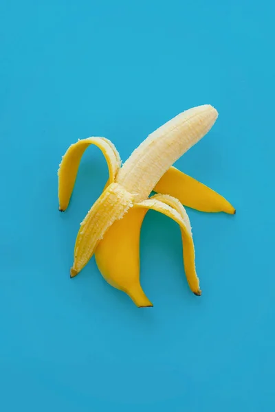 Banana Aberta Papel Azul Brilhante Fundo Moda Fruta Moderna Leigos — Fotografia de Stock