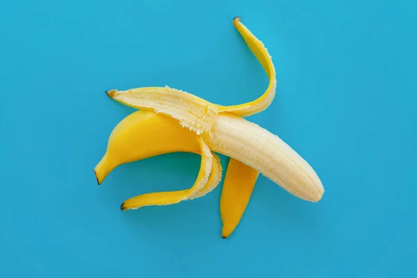 Banana Aberta Papel Azul Brilhante Fundo Moda Fruta Moderna Leigos — Fotografia de Stock