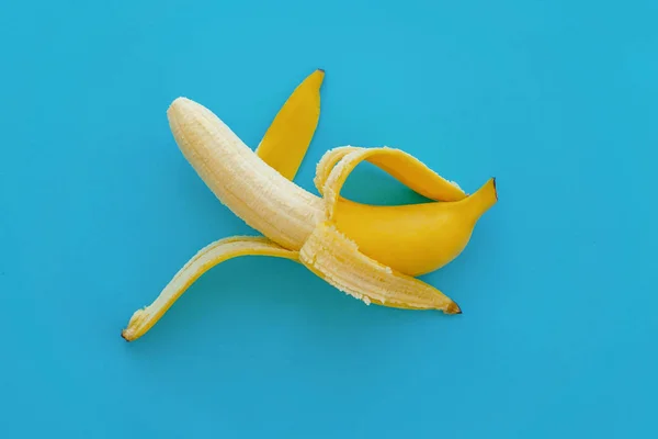 Banana Aberta Papel Azul Brilhante Fundo Moda Fruta Moderna Leigos — Fotografia de Stock