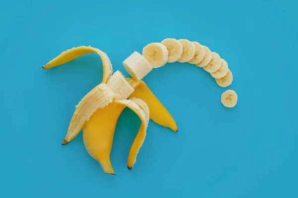 Fatias Banana Papel Azul Brilhante Fruto Moda Colocação Plana Moderna — Fotografia de Stock