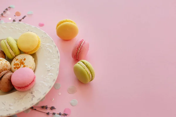 Macarons Colorés Savoureux Dans Une Assiette Vintage Sur Papier Rose — Photo