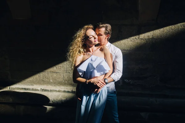 Beau Couple Amoureux Embrasser Doucement Dans Lumière Soleil Dans Rue — Photo