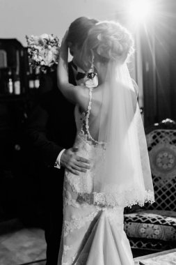 şık damat ve sarılma ve kucaklayan vintage hotel, odasında toplantı gelin. Düğün günü kavramı. güzel düğün çift, romantik anlar elopment