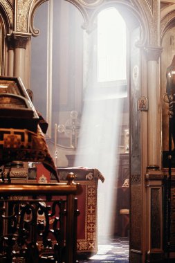 kilisede ışık. kilisede düğün töreninde altın sunak üzerinde düşen güneş ray. umut saflık Tanrı ve ruhsal kavram