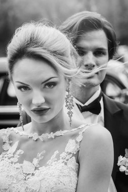 şık gelin damat ile portre bak. Lüks düğün çifti şehir sokak kucaklayan. romantik tutkulu şehvetli an. kadın ve erkek birlikte. siyah beyaz