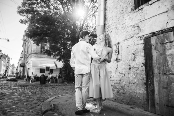 美丽的情侣漫步在阳光明媚的绿街 轻轻拥抱 时尚的时髦的新郎和金发新娘拥抱 夏日城市街的浪漫时光度假 — 图库照片