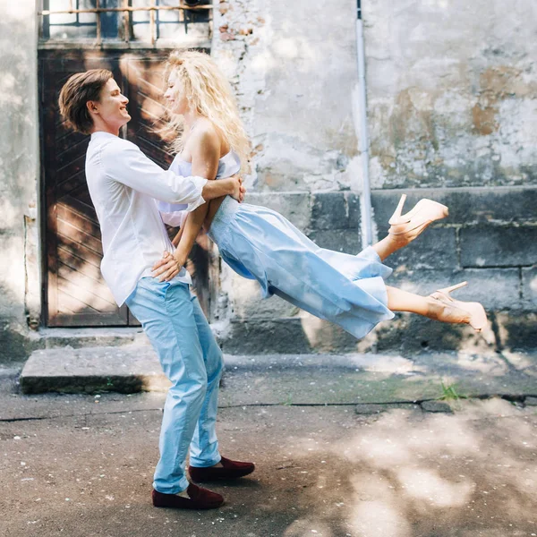 Mooie Gelukkige Paar Liefde Lopen Dansen Het Zonnige Groen Straat — Stockfoto