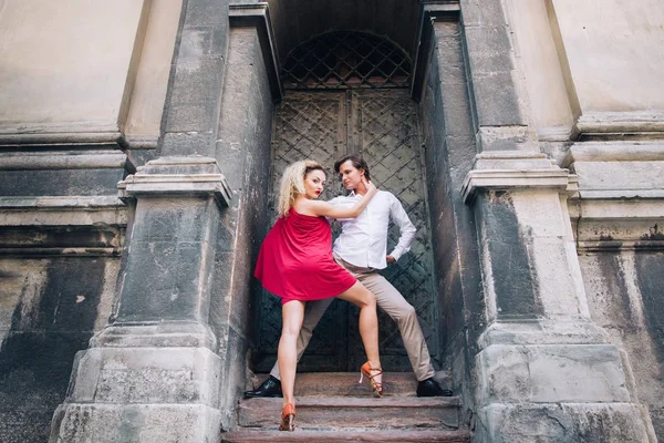 Beautiful Happy Couple Love Embracing Dancing Old Building Sunny Street — Stock Photo, Image