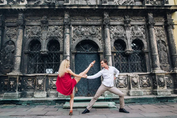 Bella Coppia Felice Innamorata Abbracciare Ballare Vecchio Edificio Strada Soleggiata — Foto Stock