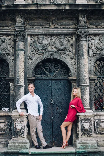 Belo Casal Feliz Amor Posando Edifício Velho Rua Ensolarada Elegante — Fotografia de Stock