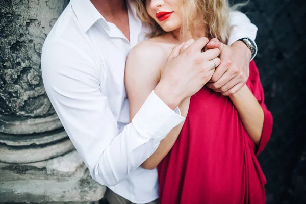 Beautiful Happy Couple Love Posing Old Building Sunny Street Stylish — Stock Photo, Image