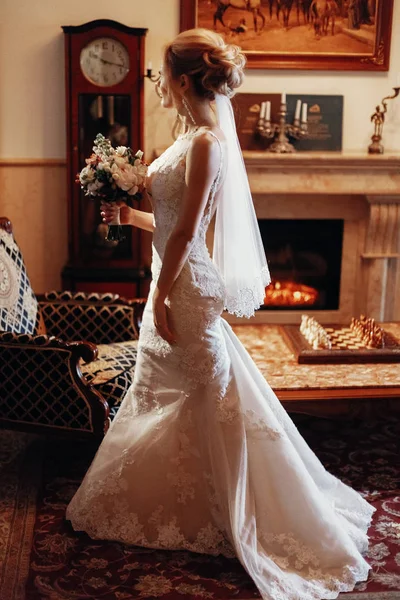 Elegante Sposa Bionda Passeggiando Con Bouquet Sposo Mattino Hotel Concetto — Foto Stock