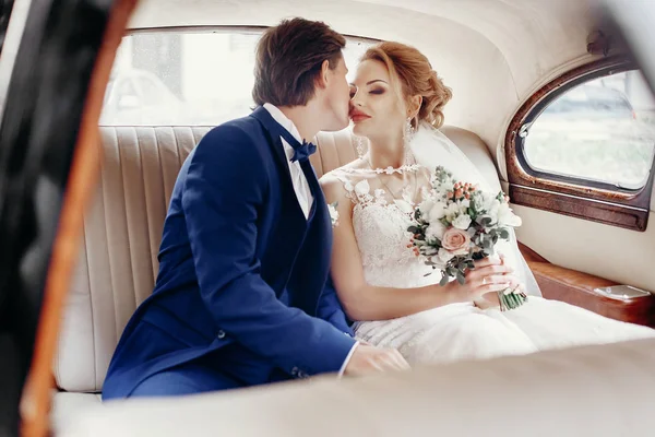 Pareja Boda Elegante Sentado Interior Del Coche Lujo Cuero Blanco —  Fotos de Stock