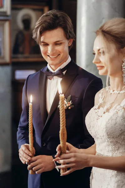 Novia Elegante Novio Sosteniendo Velas Sagrado Matrimonio Iglesia Feliz Pareja — Foto de Stock