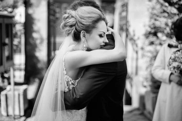 スタイリッシュな花嫁と花婿の教会で神聖な結婚後優しく抱き締めます 幸せな贅沢な結婚式を採用します ロマンチックな瞬間 精神的な愛 — ストック写真