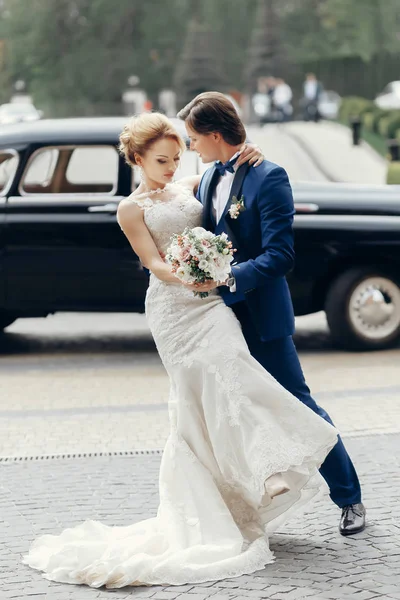 Pareja Boda Lujo Bailando Coche Viejo Luz Novia Elegante Novio —  Fotos de Stock