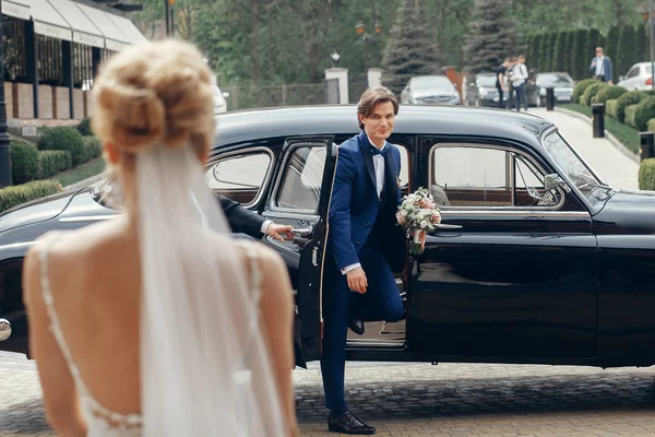 Şık Gelin Mutlu Damat Onu Arabadan Yürüyüş Bakarak Lüks Düğün — Stok fotoğraf